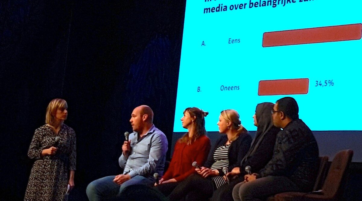 Deelnemers aan de mediadebat van maandag 19 november. Foto: Ton van den Berg