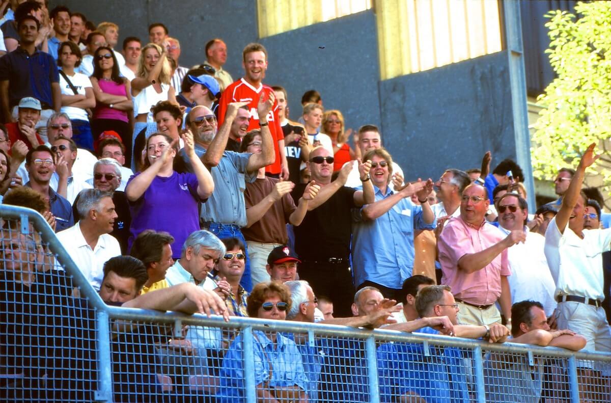 Leefbaar Utrecht op 14 mei 2000 in de Galgenwaard tijdens de wedstrijd tegen Ajax (3-1), van paars naar rechts: Yet van den Bergh (met sigaret), Vincent Oldenborgh, Walther Lenting, Broos Schnetz en Henk Westbroek. Foto: Ton van den Berg