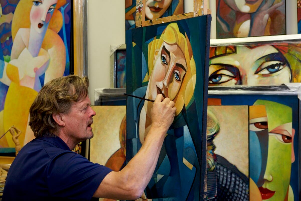 John Noy aan het werk in zijn atelier. Foto Ton van den Berg