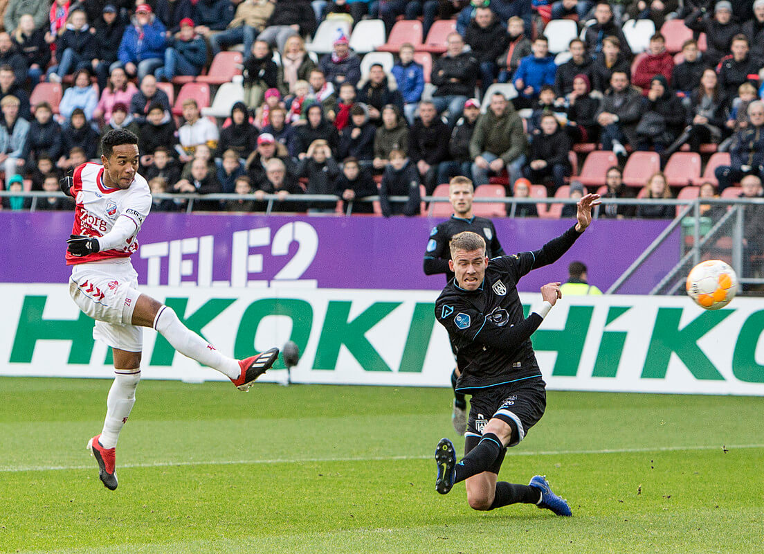 Verwoestende uithaal van Emanuelson: 3-0. Foto: Jeroen Stoops