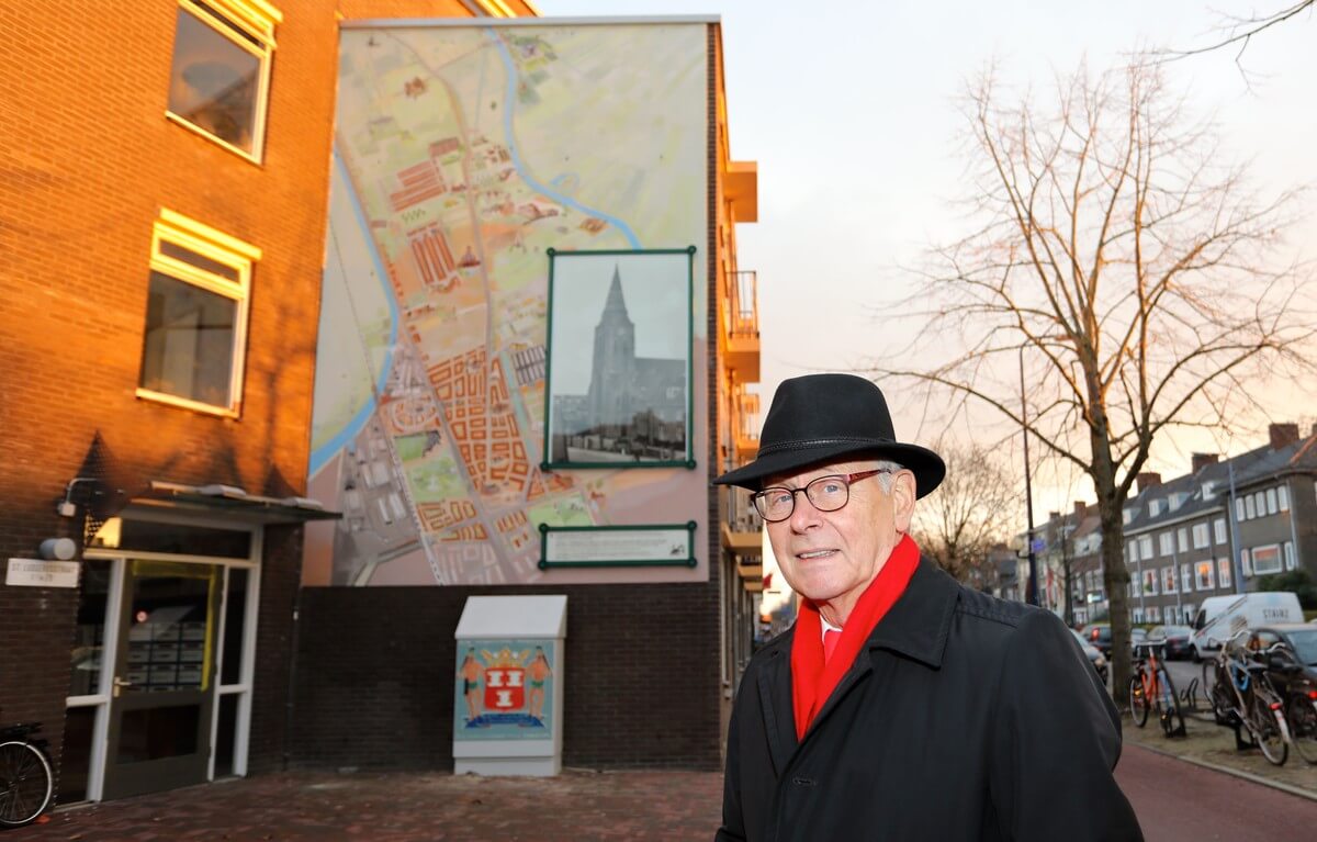 Wim van Scharenburg, schrijver over de schildering. Foto: Ton van den Berg