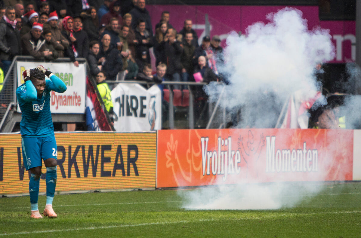 Vuurwerk bij de wedstrijd tegen Ajax. Foto: Jeroen Stoops