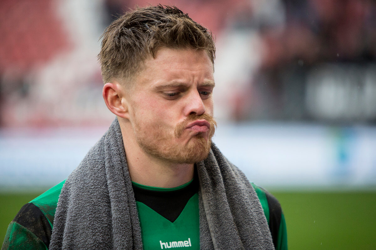 De verloren wedstrijd is terug te zien in het gezicht van goalkeeper David Jensen. Foto: Jeroen Stoops