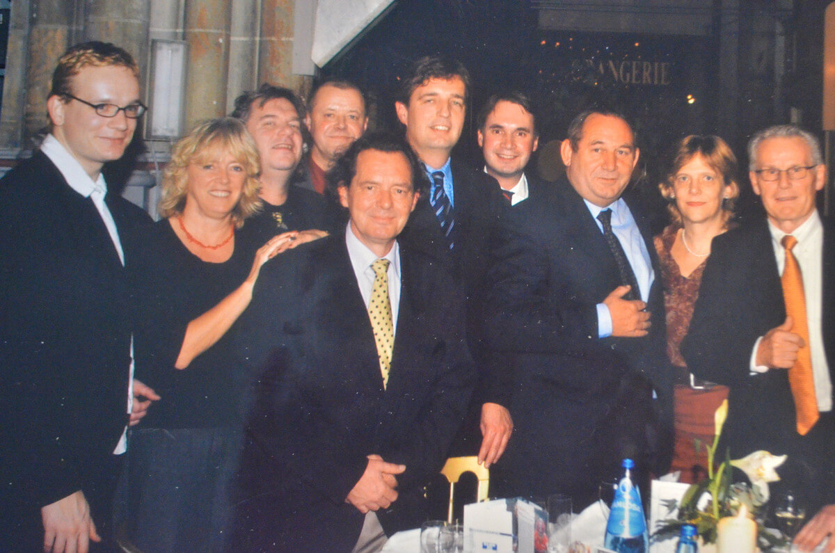 Jan Hagen (3e van rechts) als lid van de delegatie van Utrecht voor de Tour bij een officieel diner in Den Bosch van oud-profs, najaar 2003. Foto: archief