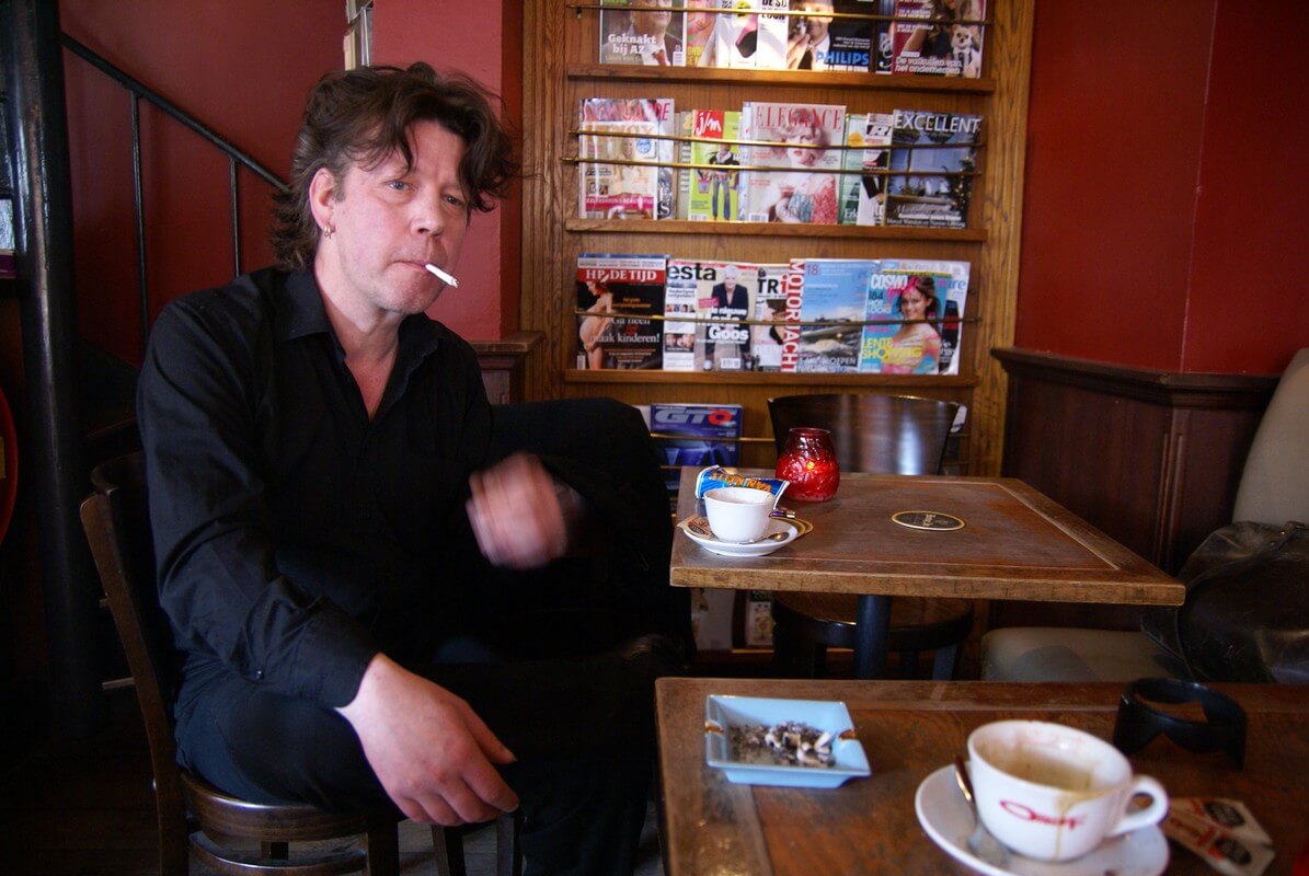 Herman met sigaret en koffie in Cafe Orloff in 2008. Foto: Ton van den Berg