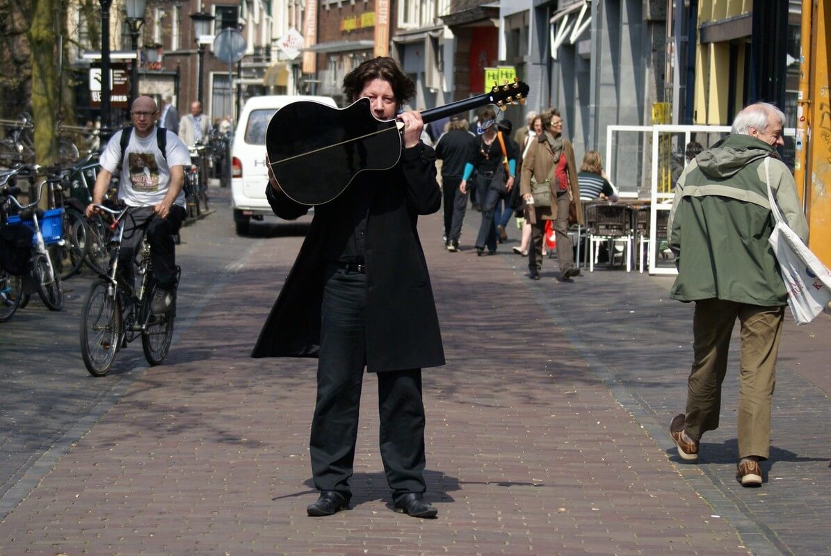 ‘Liedjes gaan vaak over liefde, maar het gaat erom hoe je het verwoordt’ zegt liedjesschrijver Pouderoyen. Foto: Ton van den Berg,dank aan muziekhandel Dirk Witte)