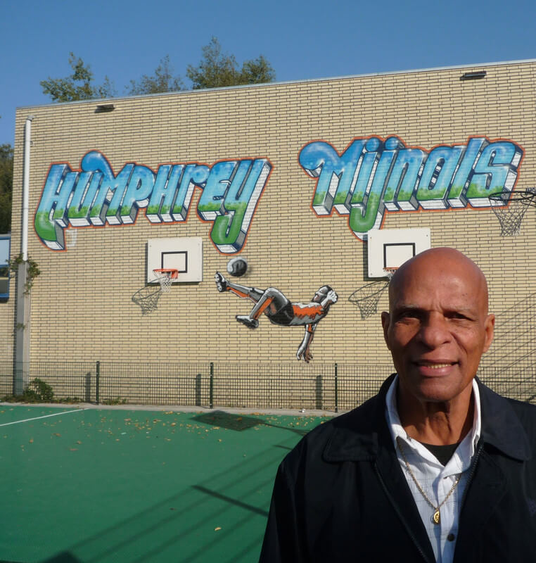 Humphrey Mijnals bij het voetbalplein in Overvecht. Foto: Jan Jansen