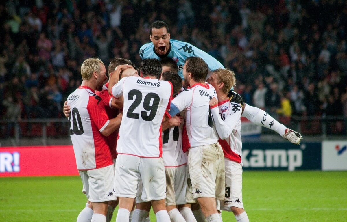 Keeper Michel Vorm klimt bovenop z'n medespelers tijdens Europacupwedstrijd tegen Celtic in 2010. Foto: Ton van den Berg