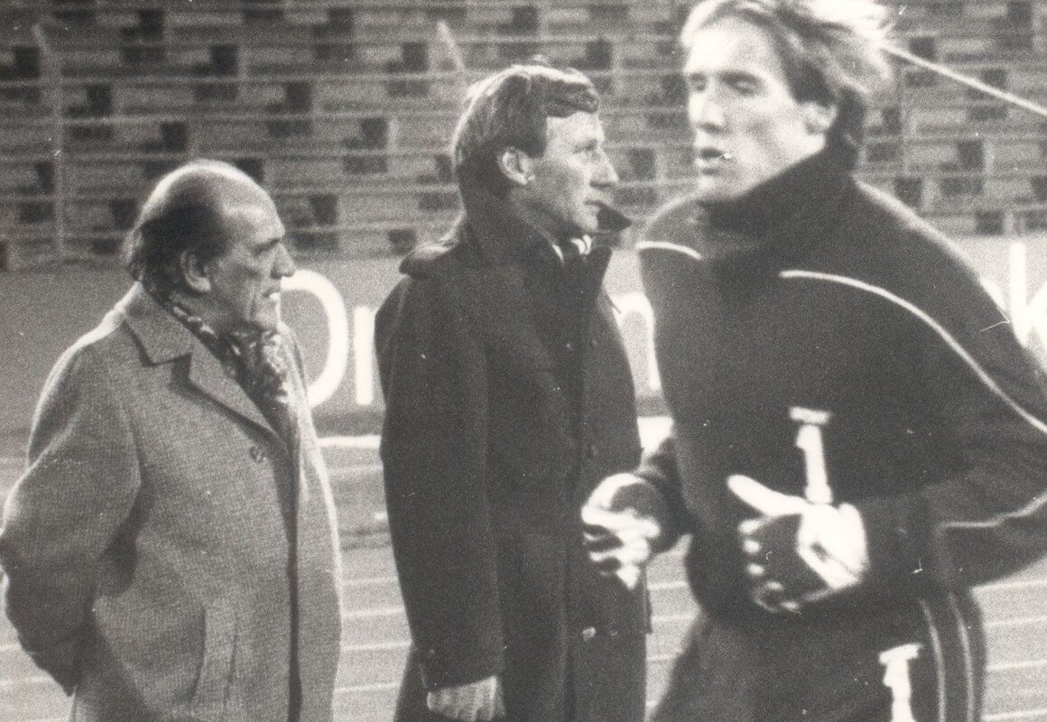 Cees Werkhoven (midden) met clubarts Bram Querido bij de training terwijl keeper Hans van Breukelen passeert. Foto: archief FC Utrecht