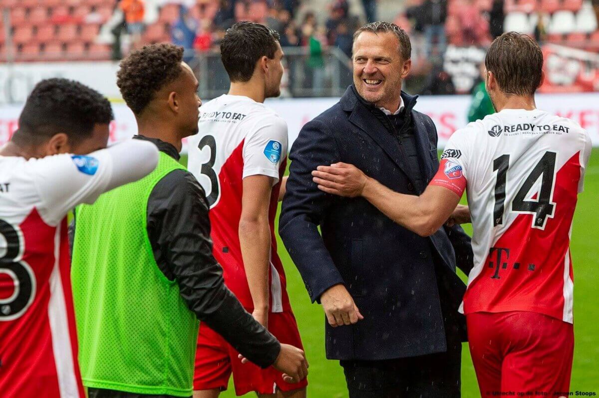 Een lachende John van den Brom in 2019 met zijn FC Utrecht-spelers. Foto: Jeroen Stoops