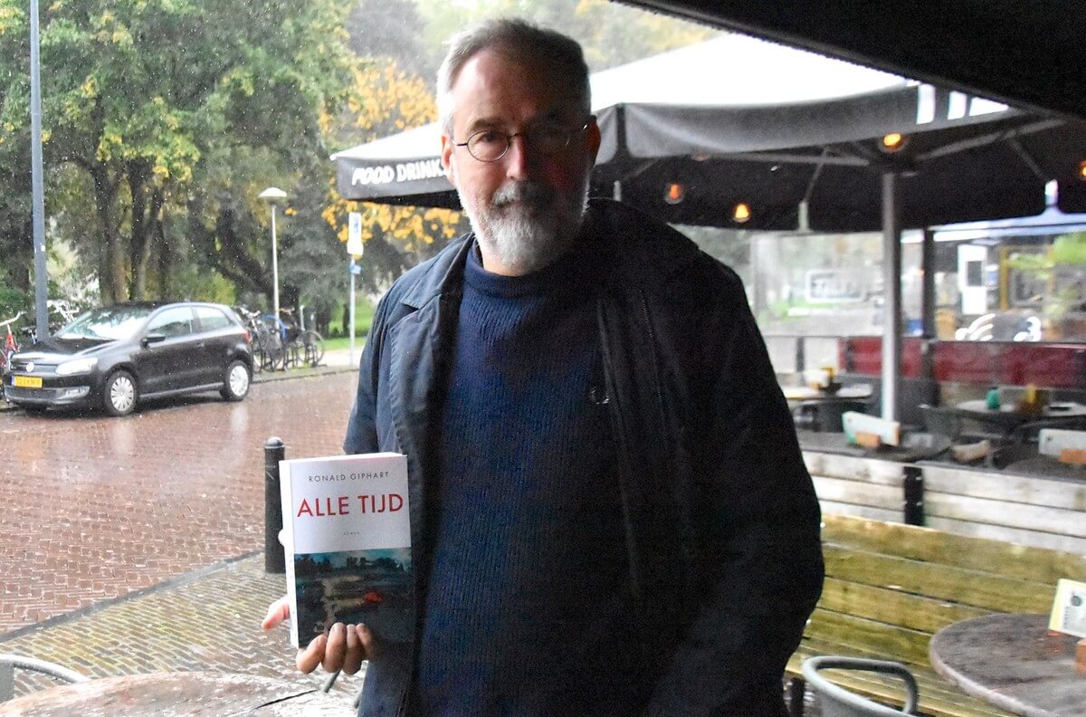 Ronald Giphart met zijn nieuwste boek. Foto: J. Wielaert
