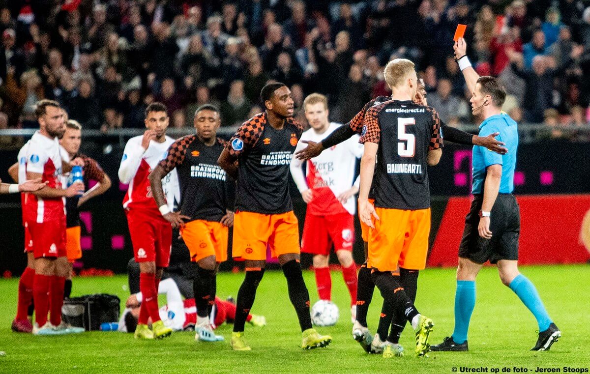 Na het bekijken van de beelden geeft scheidsrechter Makkelie rood aan Viergever. Foto: Jeroen Stoops
