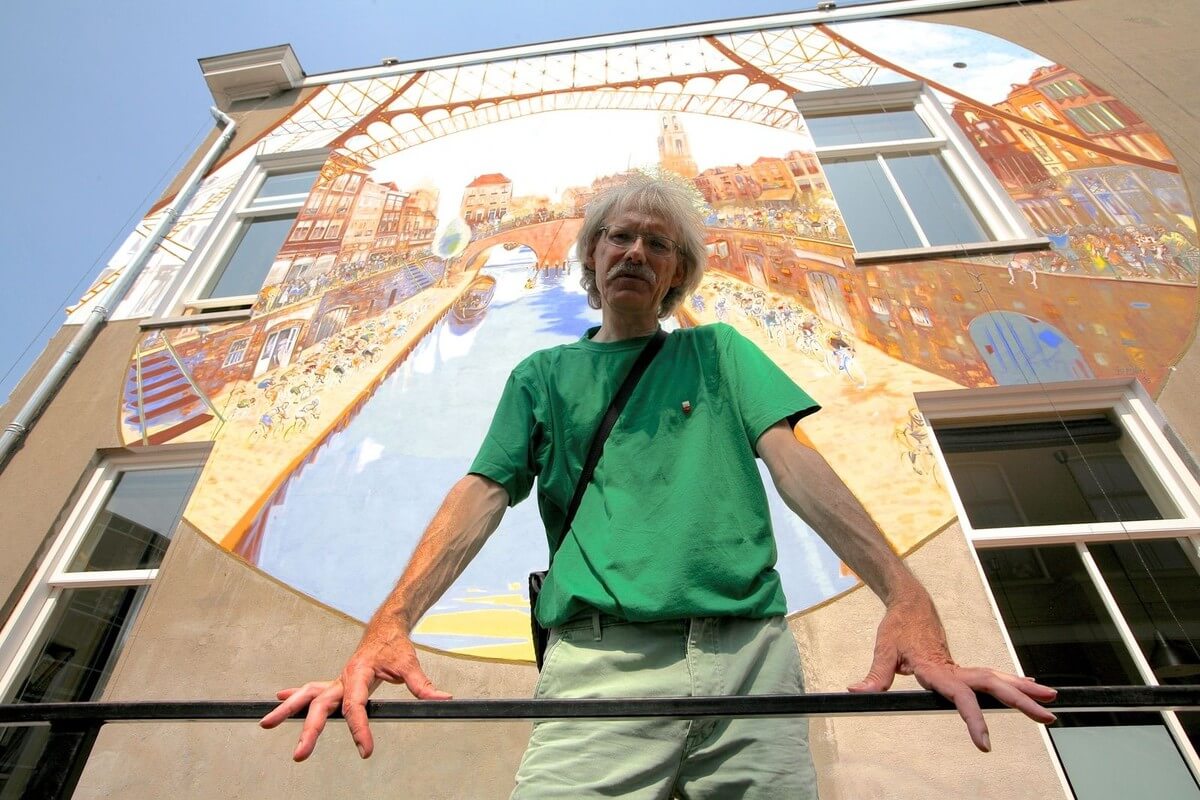 Jos Peeters in 2015 bij de muurtekening in de Kruisstraat. Foto: Ton van den Berg