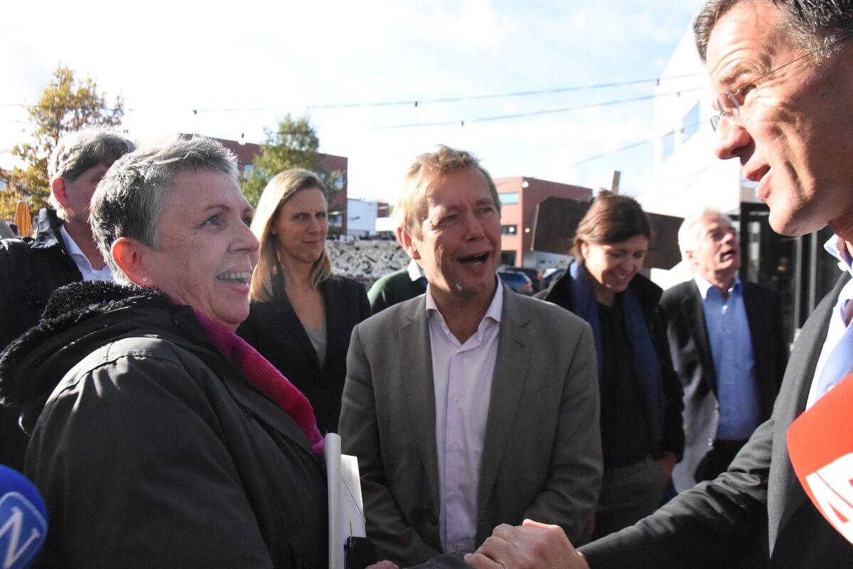 Angelina Pattipeilohy met wethouder Diepeveen en rechts premier Rutte. Foto: J. Wielaert