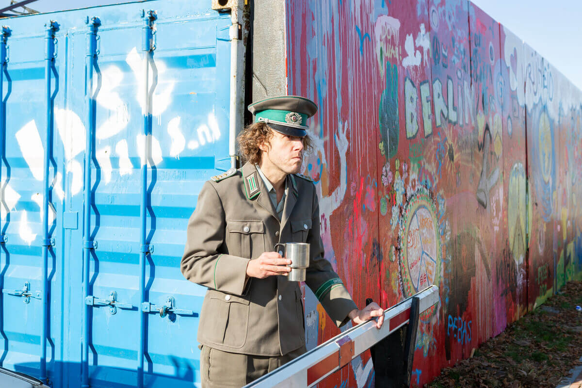 Raymond Taams als grenswachter bij 'De val van de Muur' op het Berlijnplein. Foto: Nieuws030