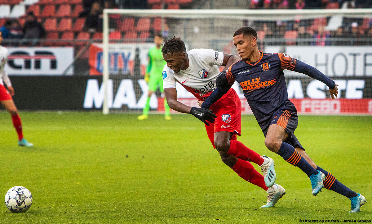 Bahebeck begon in de basis. Hier in duel met Gaari. Foto's: Jeroen Stoops