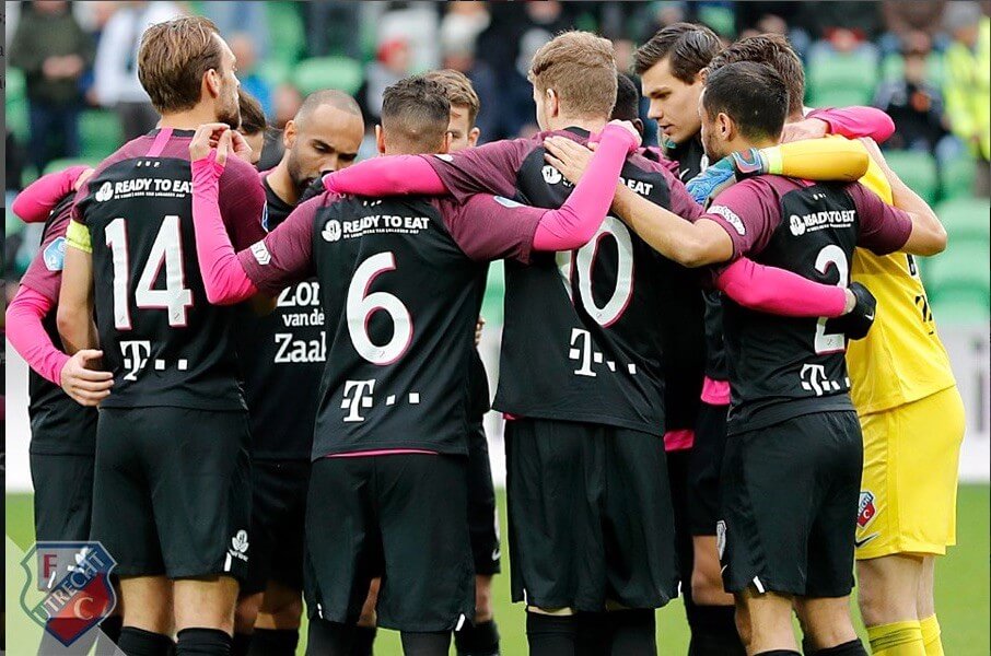 Groepsknuffel vooraf aan de wedstrijd tegen Groningen. Foto: FC Utrecht