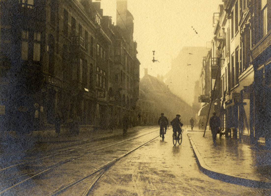 De Korte Jansstraat in 1932, fotograaf Van der Werf maakte graag gebruik van 'tegenlicht'. Foto: F.F. van der Werf/HUA