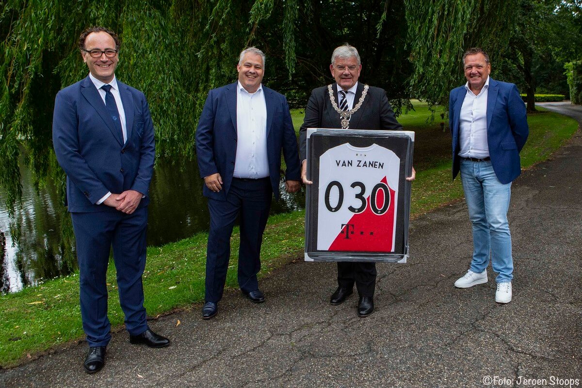 Dinsdag kreeg burgemeester Van Zanen al een voor hem ontworpen shirt met het logo van de nieuwe sponsor T-Mobile. Foto: Jeroen Stoops