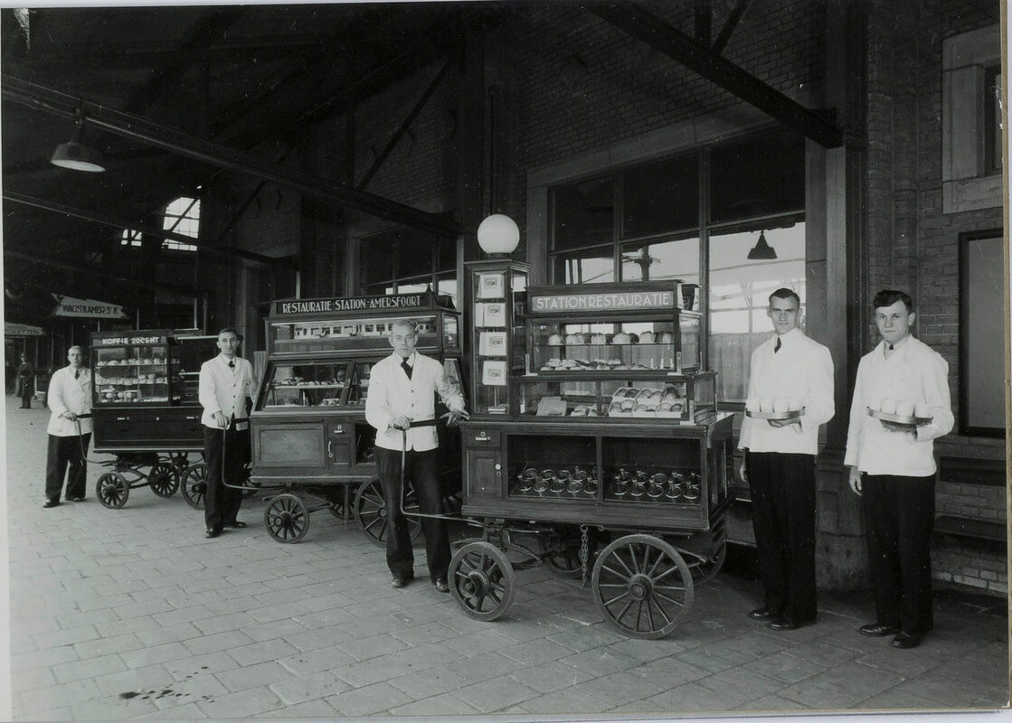 Koffieverkopers station Amersfoort 1948. Foto: Spoorwegmuseum
