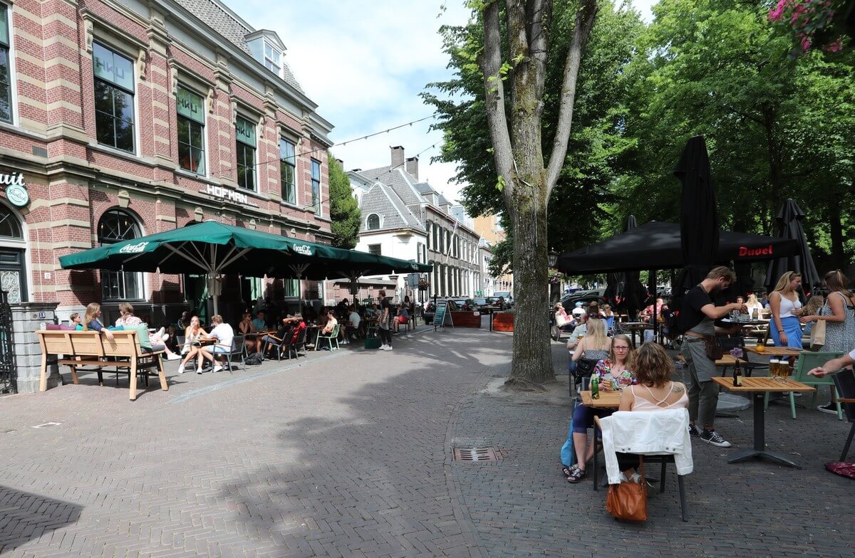 Op de terrassen is het prima, elders in de stad wordt gevochten. Foto: Ton van den Berg