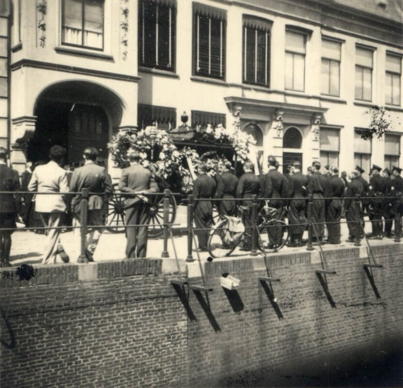 De koets met het lichaam van Leo Maagdenberg voor zijn woning aan de Plompetorengracht 10.. Foto: J. Dees (Collectie HUA)