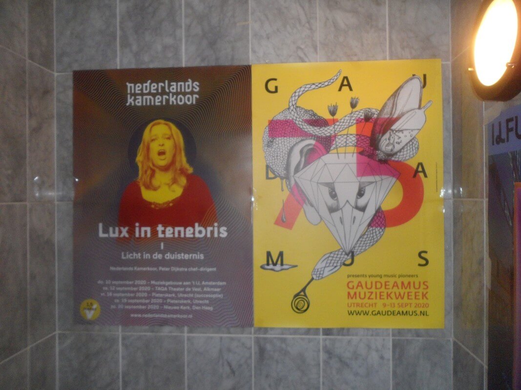 Bij Rabarber (en andere horeca) is te zien dat het culturele leven weer op gang komt. Daarnaast de poster van het Nederlands Kamerkoor. Foto: Frans de Jonge