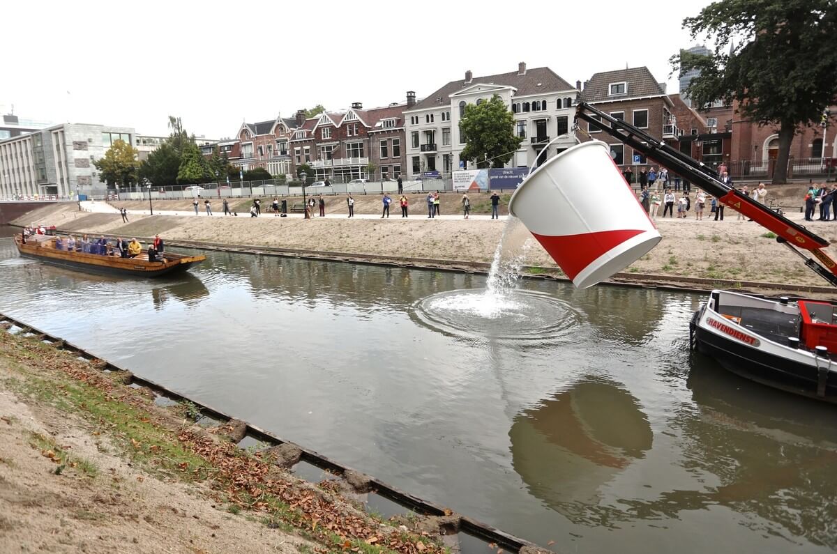Met het omver trekken van de emmer is de singel officieel geopend. Foto: Ton van den Berg