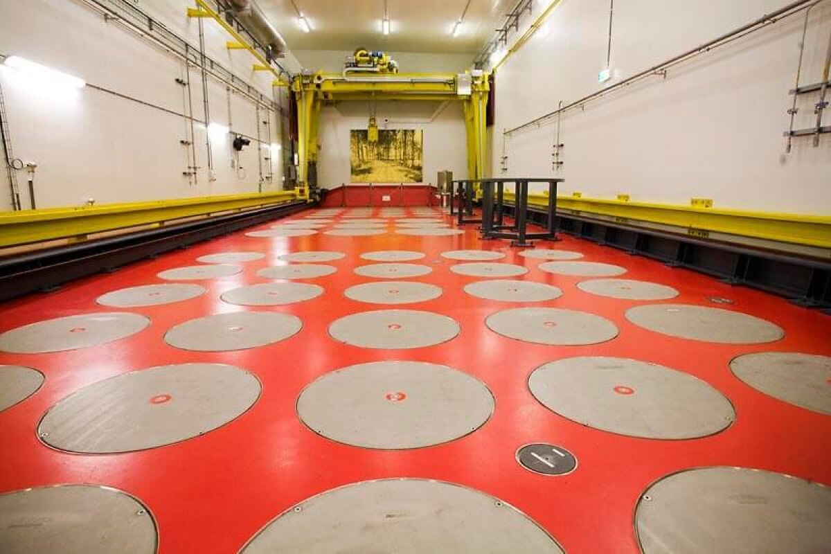 De hal van de Centrale Opslag van Radioactief Afval in Vlissingen waar (onder de grijze deksels) het hoog radioactief afval van Nederlandse nucleaire reactoren voor honderd jaar opgeborgen ligt. Foto: Rob Huibers/Hollandse Hoogte