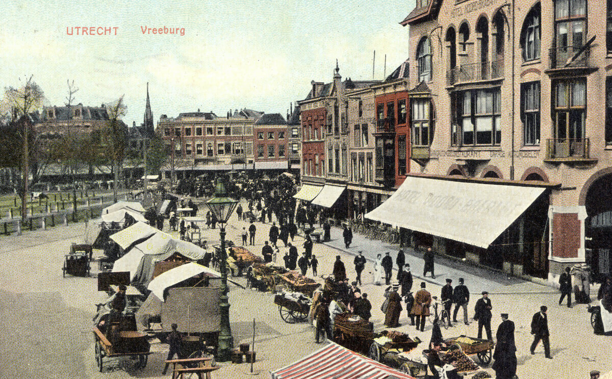 Op oude ansichtkaarten (deze is uit 1911) en stadsplattegronden worden Vreeburg en Vredenburg afwisselend gebruikt. Foto's: collectie Het Utrechts Archief