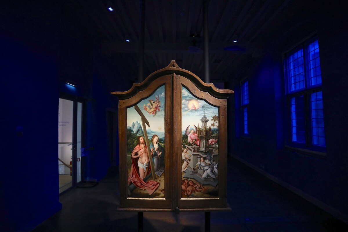 Drieluik met 'De kruisiging, Meester van de aanbidding' uit Antwerpen ca 1520. Foto: Ton van den Berg