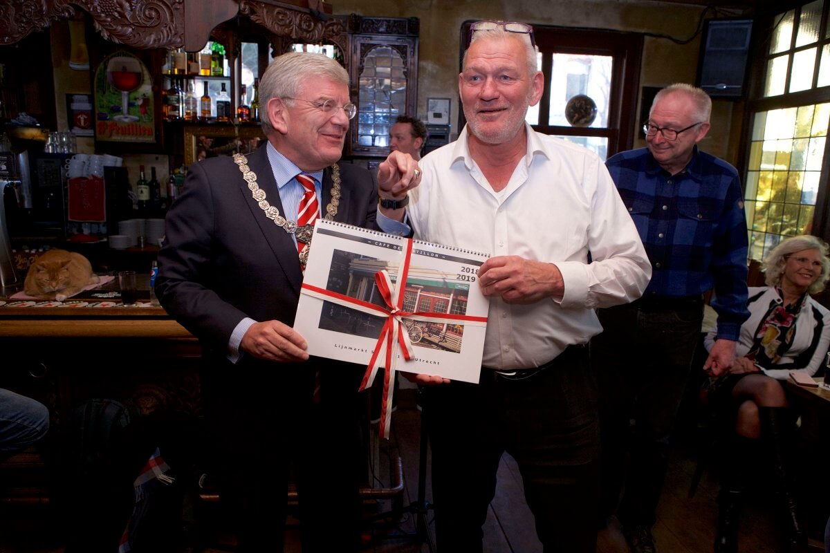 Thomas Melisse met burgemeester Van Zanen in februari 2018 met de speciale jubileumkalender. Foto: Ton van den Berg