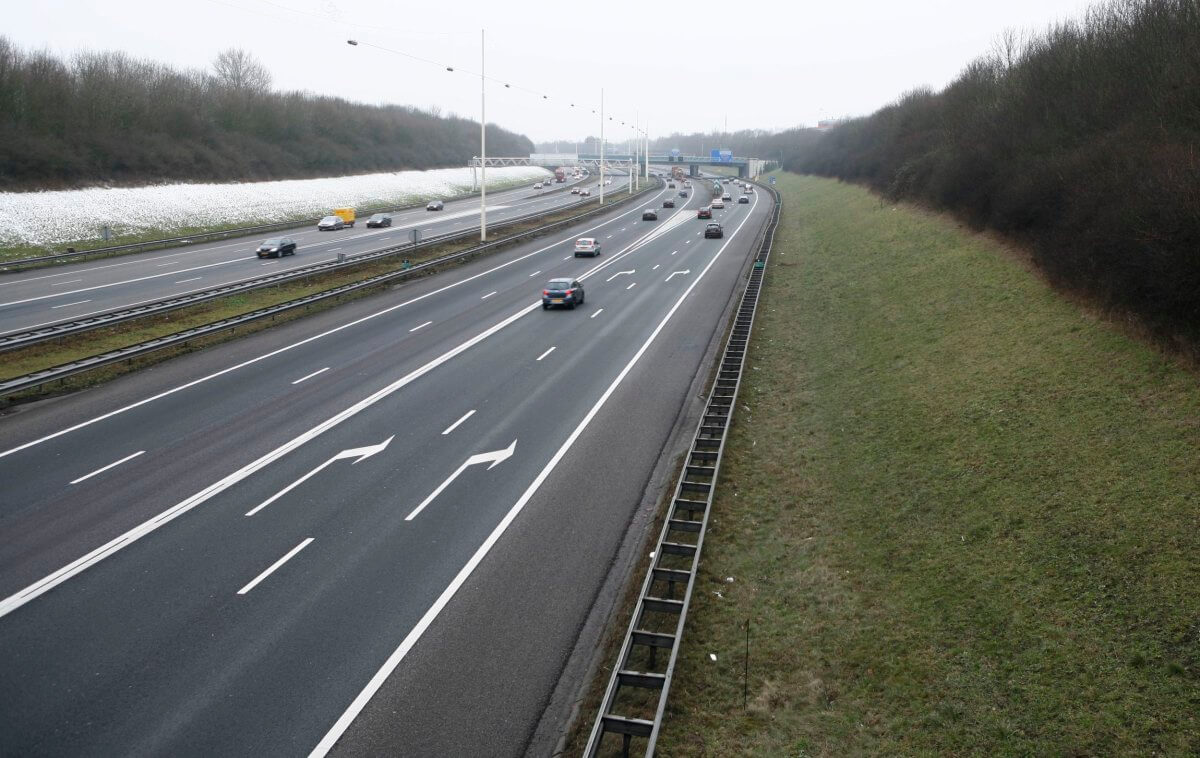 De A27 moet volgens minister Van Nieuwenhuizen worden verbreed. Foto: Ton van den Berg