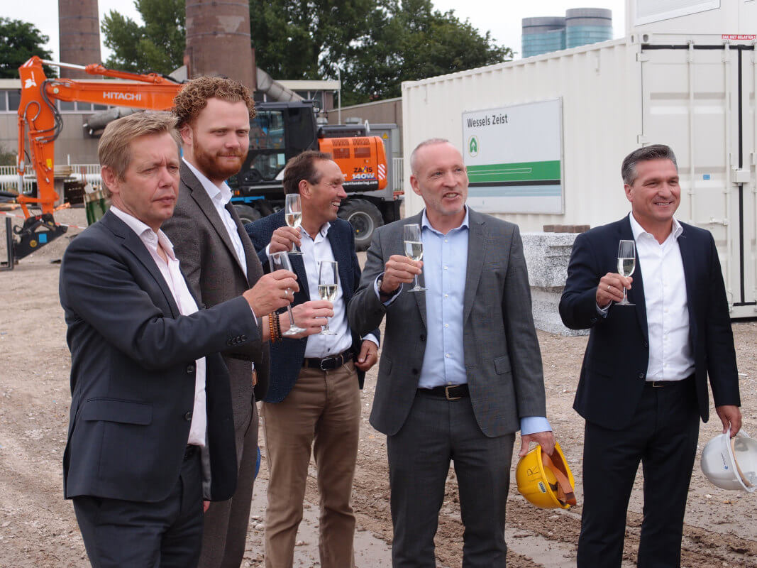 Wethouder Diepeveen (links) proost met de bouwers van de Wilhelminawerf bij de aanvang van het project. Foto: Louis Engelman