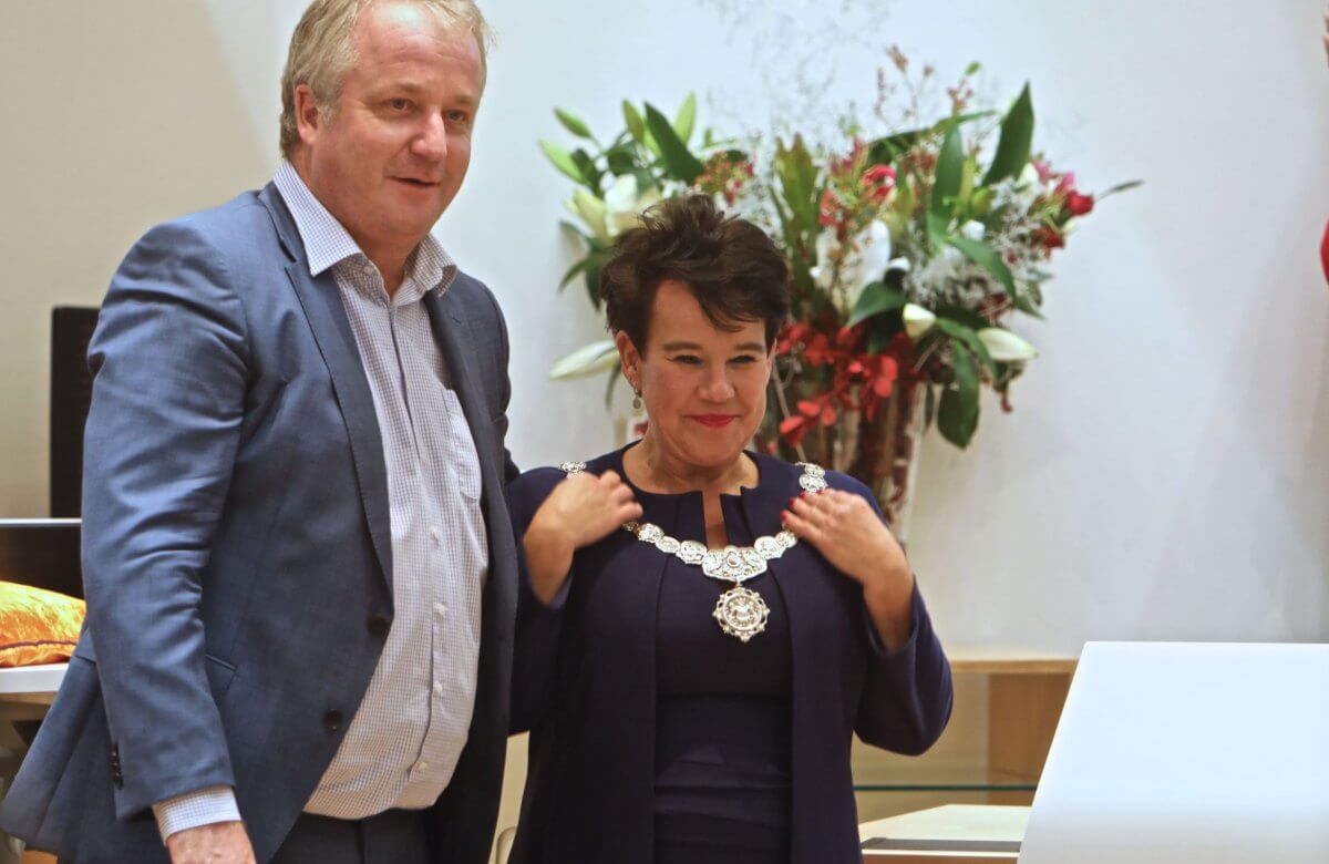 Sharon Dijksma met de burgemeestersketting die haar werd omgehangen door haar echtgenoot Thomas Windmuller. Foto: Ton van den Berg