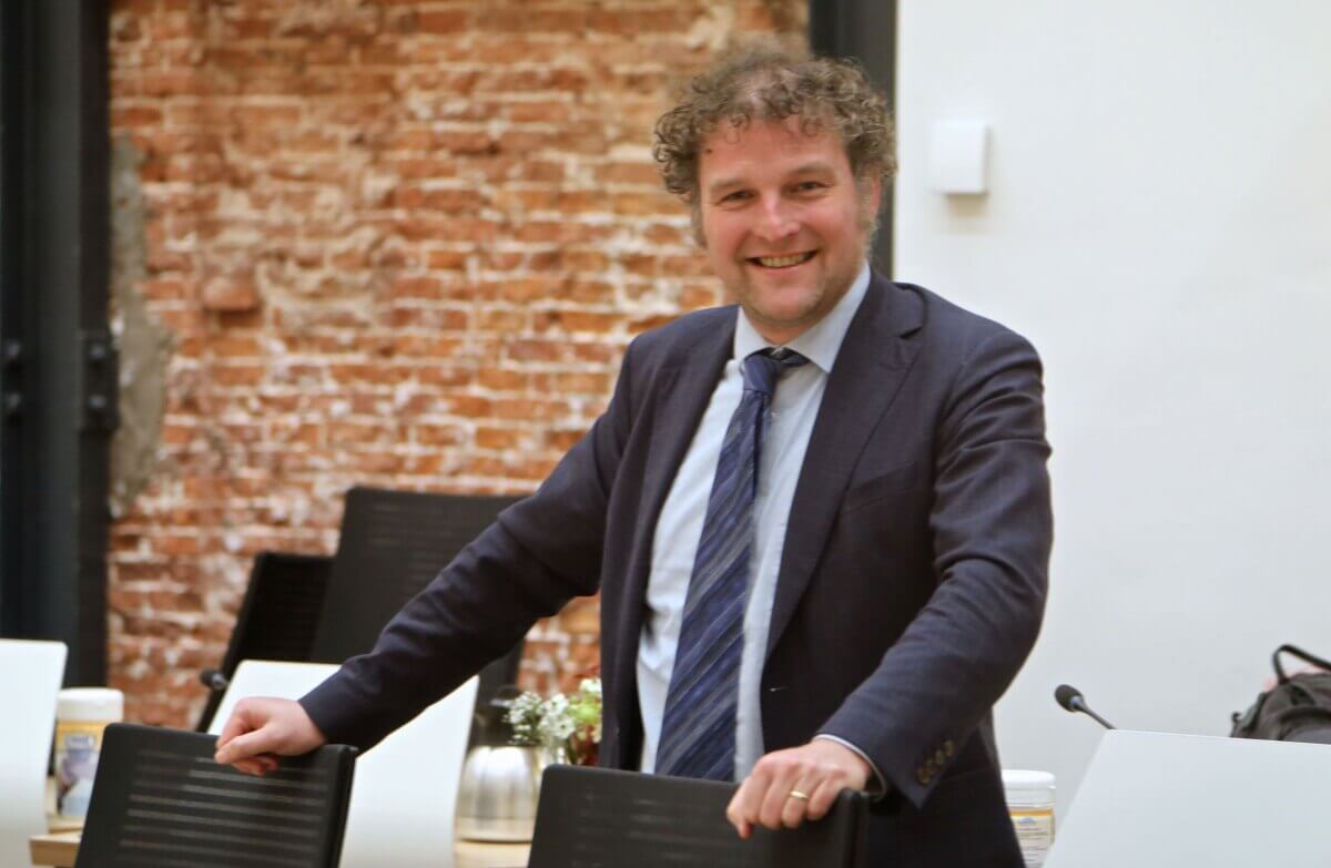 Sander van Waveren voor het laatst in de raadzaal als raadslid. Foto: Ton van den Berg