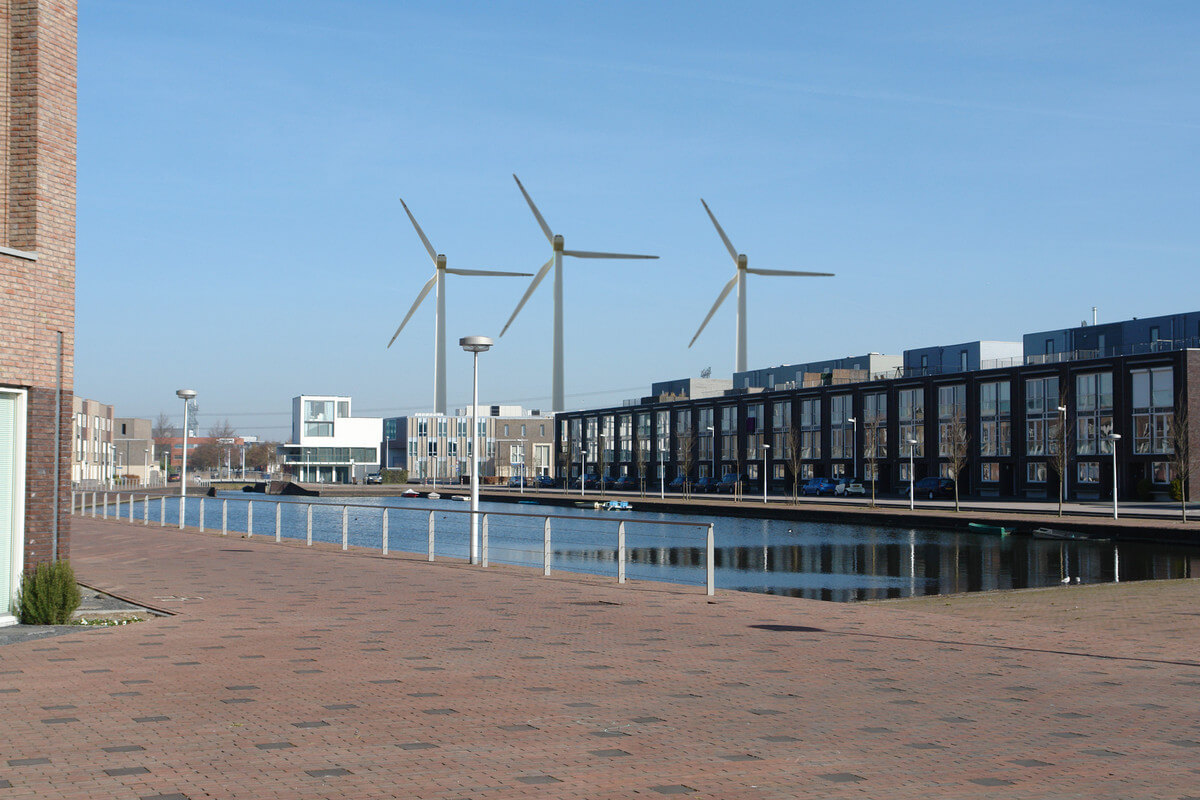 Windmolens in een stedelijke omgeving. Foto: Buren van Lageweide
