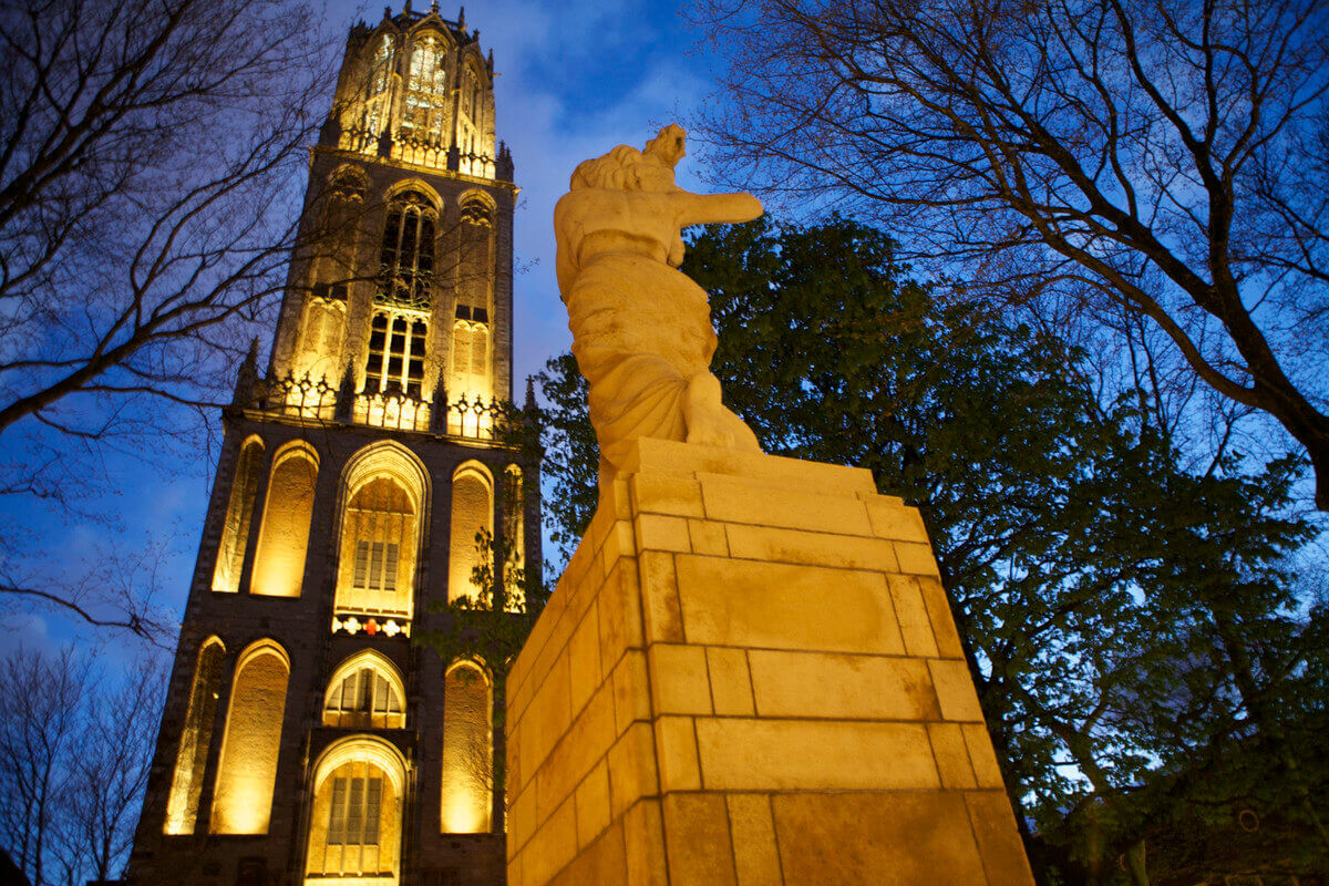 De verlichte Domtoren is een populaire attractie. Foto: Ton van den Berg
