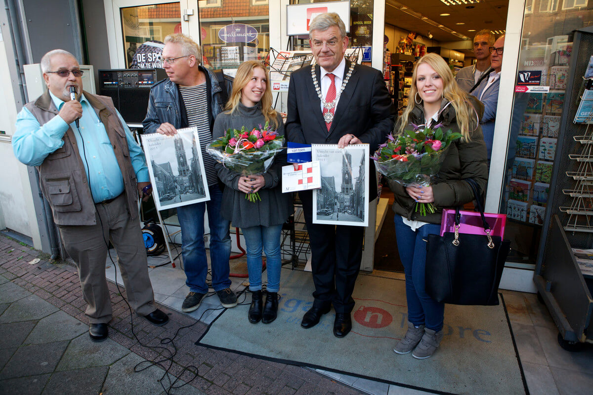 De burgemeester in actie bij Cigar 'N More. Foto: Ton van den Berg