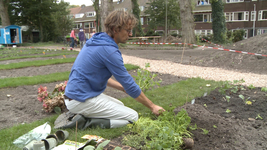 Een tuinier aan het werk in de Cremertuin. Foto's L. van Dijk
