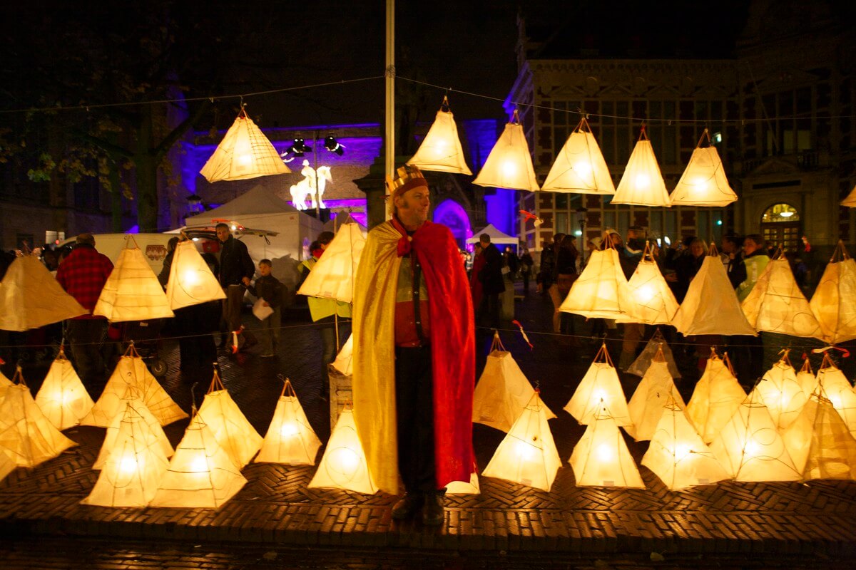 De Sint Maartenparade op het Domplein. Foto: Ton van den Berg