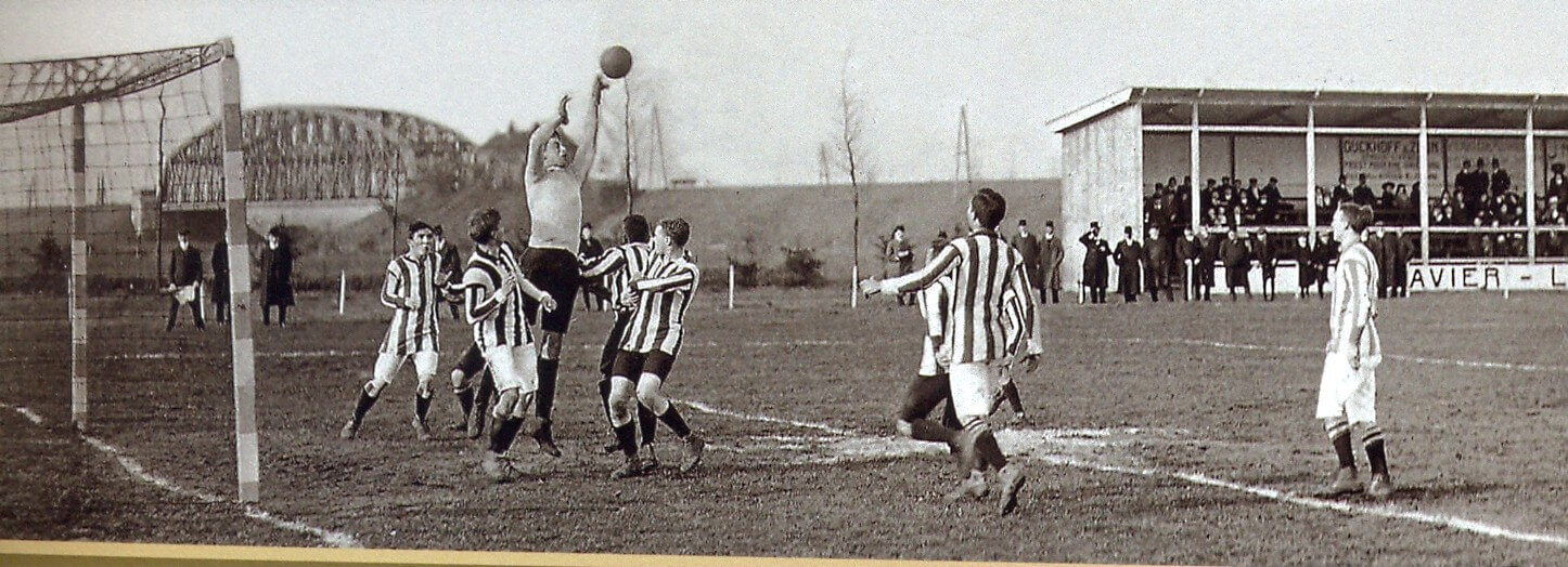 Een ontmoeting tussen Hercules en UVV in 1910 in Zuilen. Foto uit boek 40 jaar FC