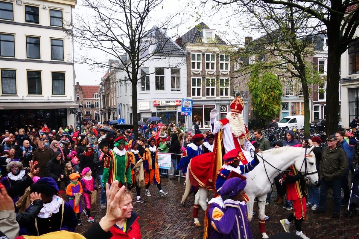Sinterklaas te paard op het plein bij de Korte Minrebroederstraat. Foto: Jeroen Stoops