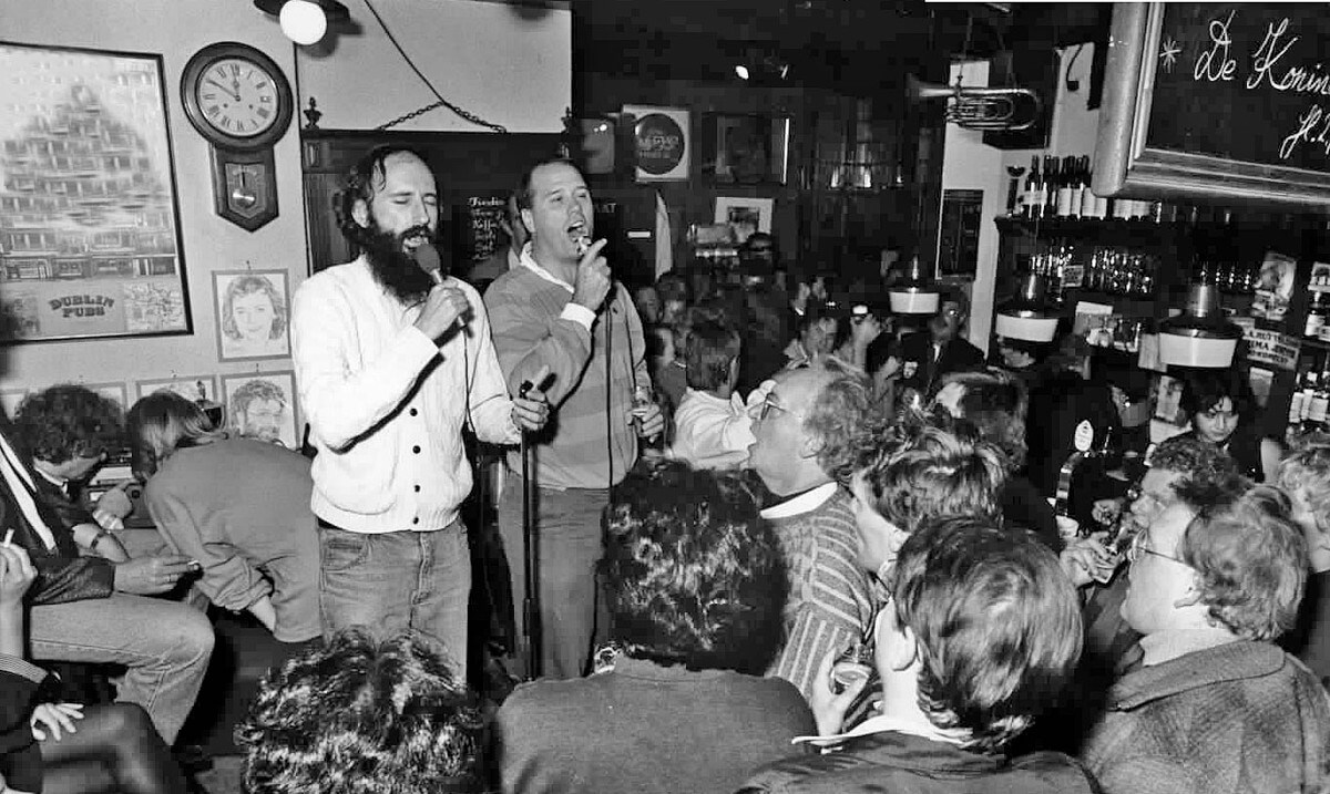 Zaanse Dirk (met baard) en Boudewijn van der Pols zingen in 1988 smartlappen. Foto: R. Hendriks