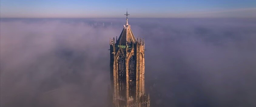 De Domtoren in de mist. Foto uit videofilm van Jelte Keur