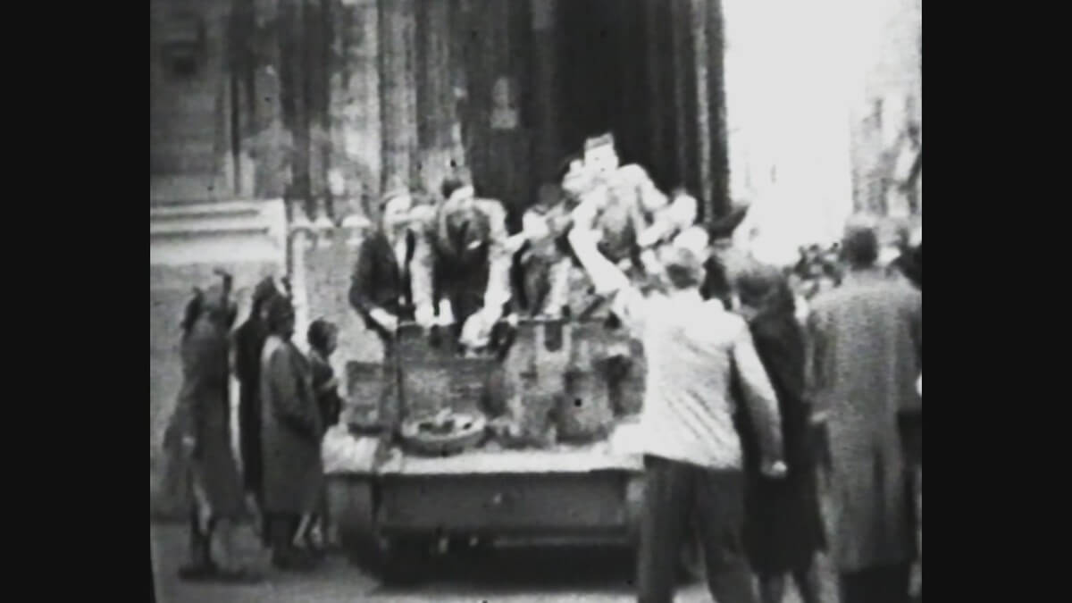 Een brencarrier rijdt onder de Domtoren door op 7 mei 1945. Foto: Beeldland