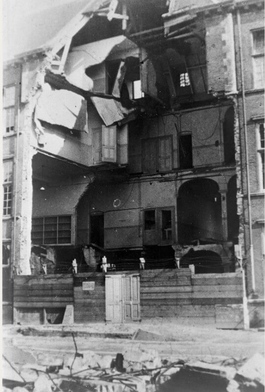 De zwaar beschadigde gevel van de Psychiatrisch Neurologische Kliniek (Nicolaas Beetsstraat 24) van het Stads- en Academisch Ziekenhuis. Foto: Het Utrechts Archief