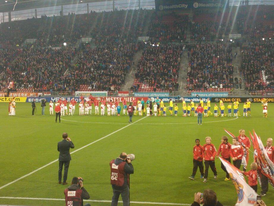 FC Utrecht en Cambuur stellen zich op vooraf aan de wedstrijd. Foto: Nieuws030
