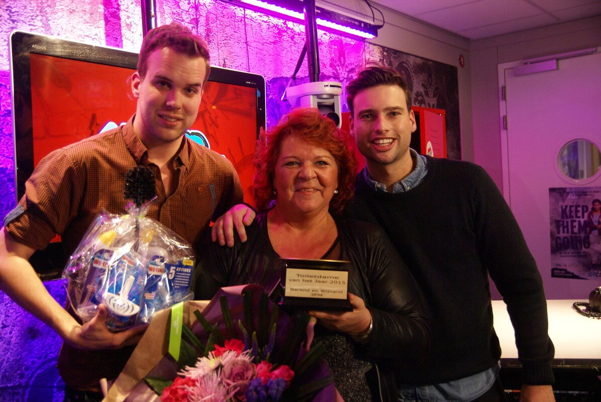 Radiodj's Barend van Deelen (L) en Wijnand Speelman met winnares 'Sannie-tair'. Foto: Zita Eijzenbach