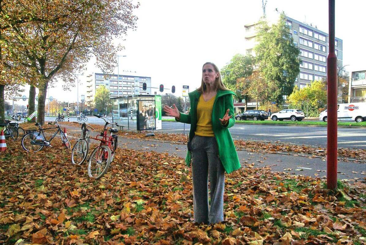 Wethouder Van Hooijdonks verhaal wordt overstemd door het langsrazend verkeer, maar de GroenLinks-fiets staat er gelukkig wel goed op.